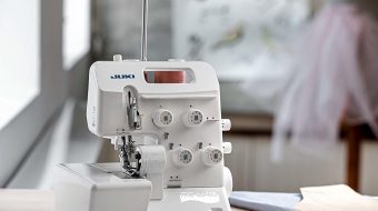 Est-ce intéressant d’investir dans une surjeteuse ?