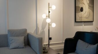 5 façons de mettre en valeur un lampadaire dans son intérieur