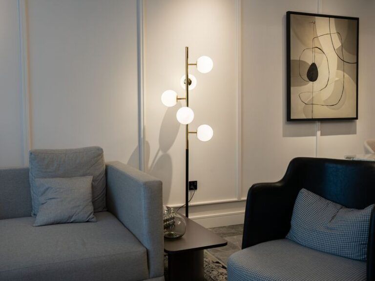 lampadaire-dans-un-salon